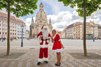 Sommerweihnacht in Dresden: Katrin und Matthias Walther vor der Frauenkirche Sommerweihnacht in Dresden: Katrin und Matthias Walther vor der Frauenkirche