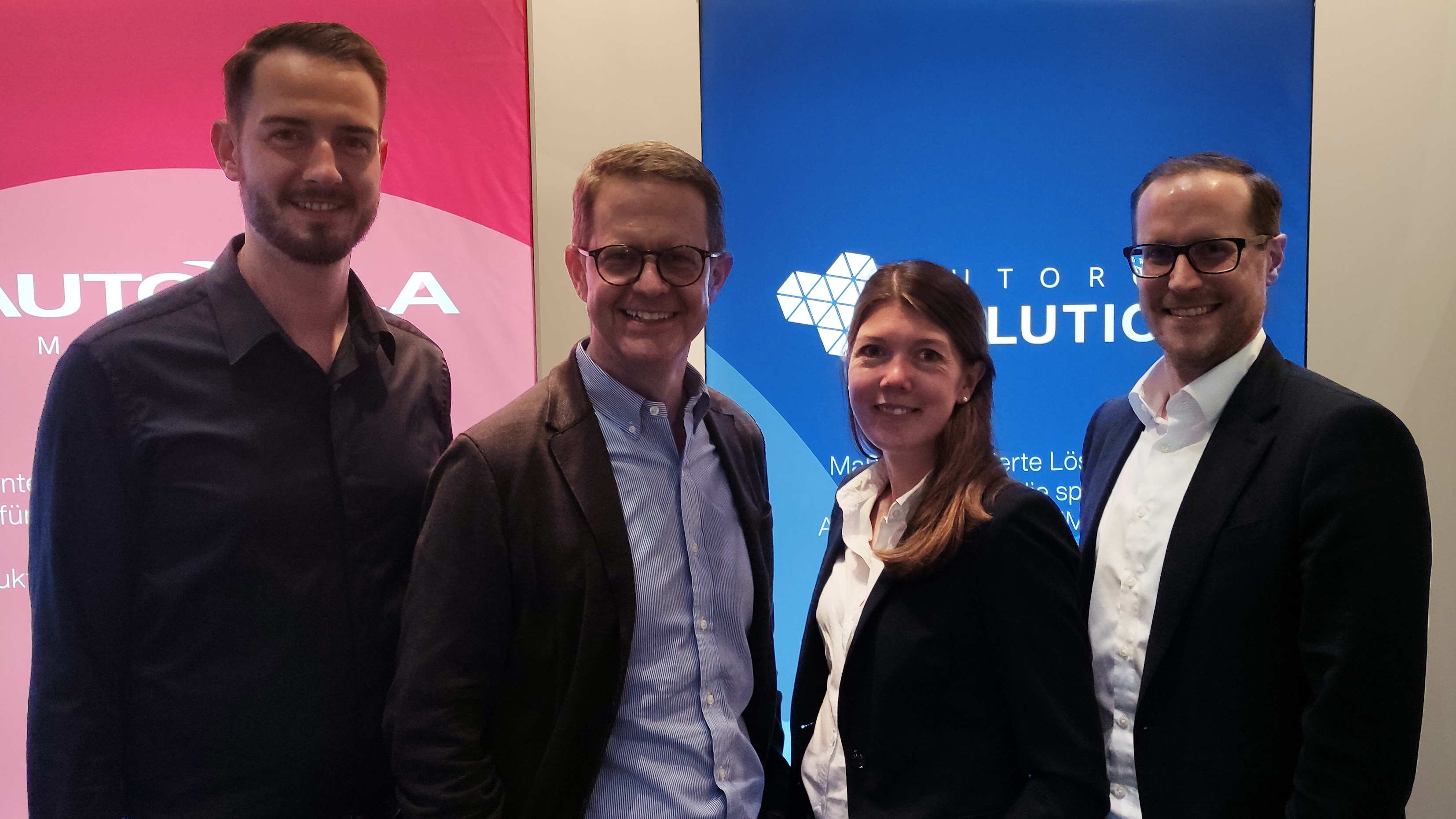 v.l.n.r. Fabian Schilling, Sebastian Lins, Rebecca Everts (HUK) und Carsten Kaufmann (Autorola) v.l.n.r. Fabian Schilling, Sebastian Lins, Rebecca Everts (HUK) und Carsten Kaufmann (Autorola)