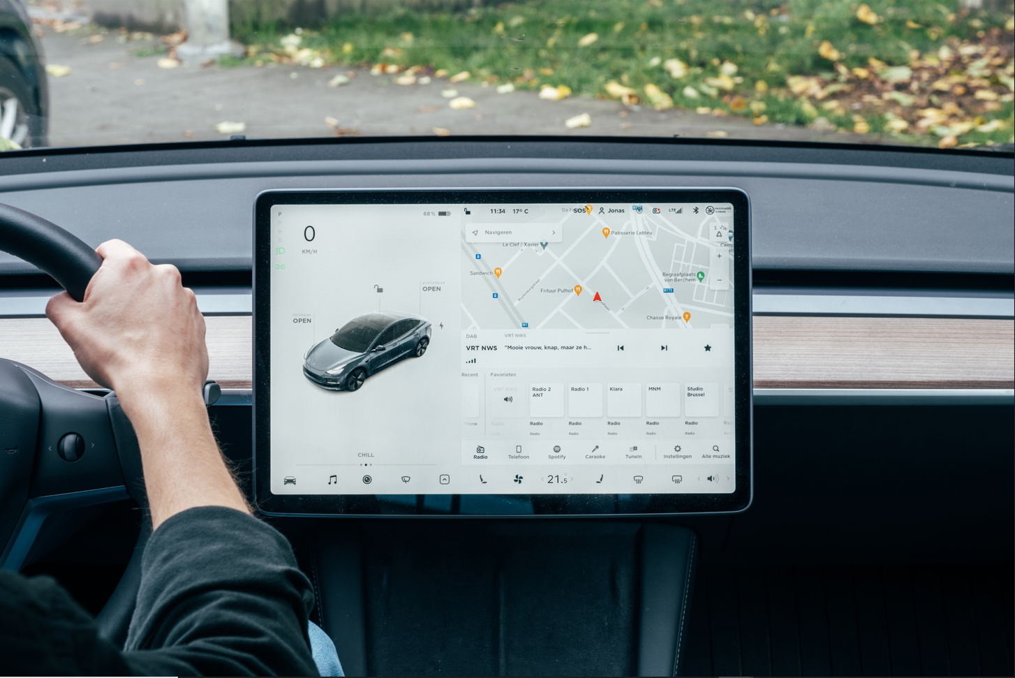 Linux-Displays im Serienfahrzeug im Kommen (Bildquelle: @jonas.leupe-unsplash) Linux-Displays im Serienfahrzeug im Kommen (Bildquelle: @jonas.leupe-unsplash)