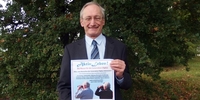 Dr. Michael Eckstein mit dem Messe-Plakat (Foto: BürgerStiftung Region Ahrensburg) Dr. Michael Eckstein mit dem Messe-Plakat (Foto: BürgerStiftung Region Ahrensburg)