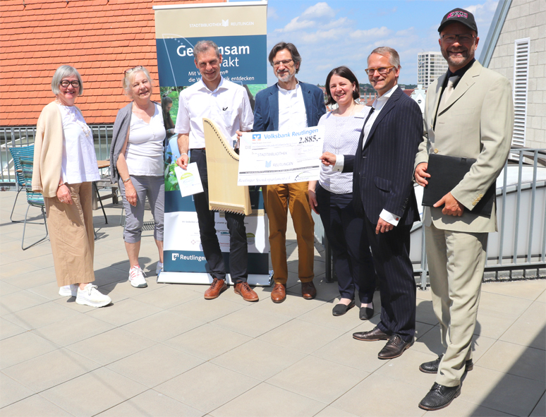 Spendenparlament Reutlingen uebergibt 2885 Euro Spende an Freunde der Stadtbibliothek Reutlingen (Die Bildrechte liegen bei dem Verfasser der Mitteilung.) Spendenparlament Reutlingen uebergibt 2885 Euro Spende an Freunde der Stadtbibliothek Reutlingen (Die Bildrechte liegen bei dem Verfasser der Mitteilung.)