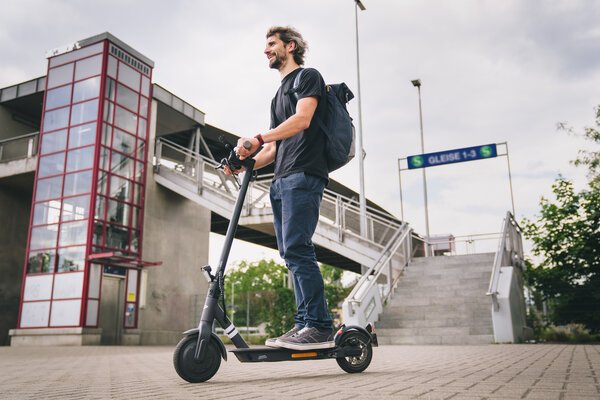 Um E-Scooter im Straßenverkehr zu nutzen, braucht man eine Versicherungsplakette. Foto: HUK-COBURG (Die Bildrechte liegen bei dem Verfasser der Mitteilung.)