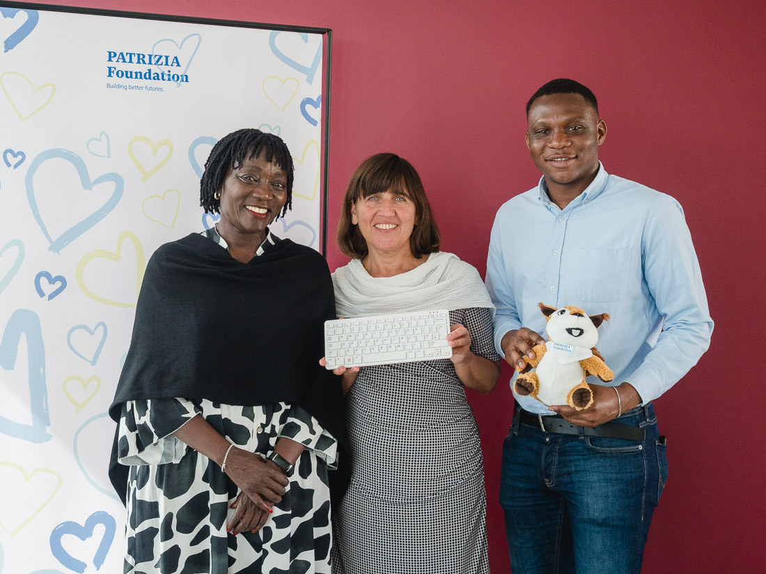 V.l.n.r.: Dr. Auma Obama, Petra Ellert, Otto Dodoo. (Bildquelle: PATRIZIA Foundation)