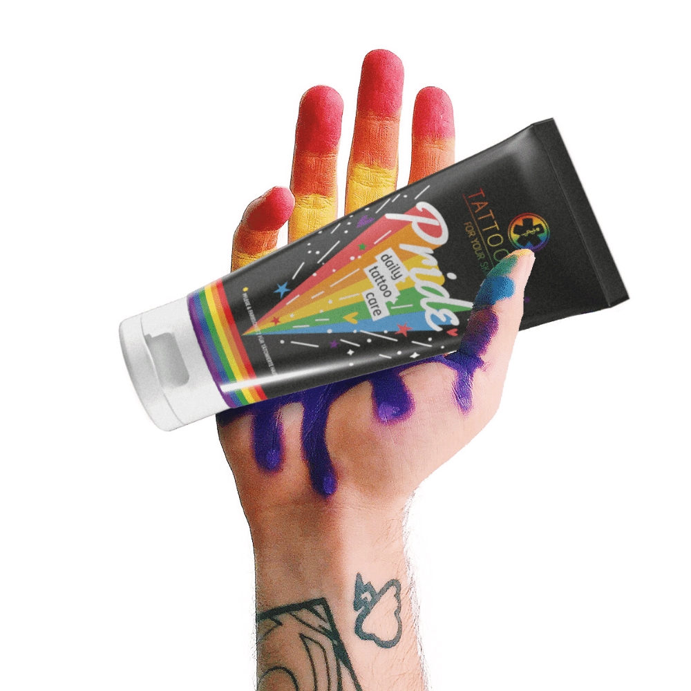 tätowierte Hand mit Daily Tattoo Care Pride Edition (Die Bildrechte liegen bei dem Verfasser der Mitteilung.)
