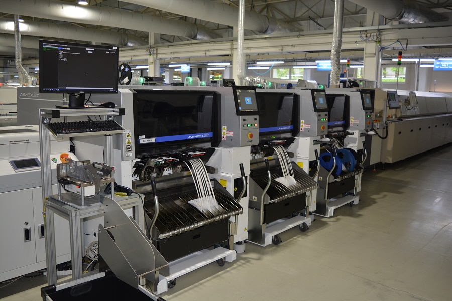 Avex electronics s.r.o. installiert neue SMT-Linie mit Bestückungsautomaten von FUJI (Die Bildrechte liegen bei dem Verfasser der Mitteilung.)