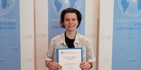 AUF IN DIE WELT Schüleraustausch Stipendien: Chantal mit Urkunde (Foto: Stiftung Völkerverständigung
