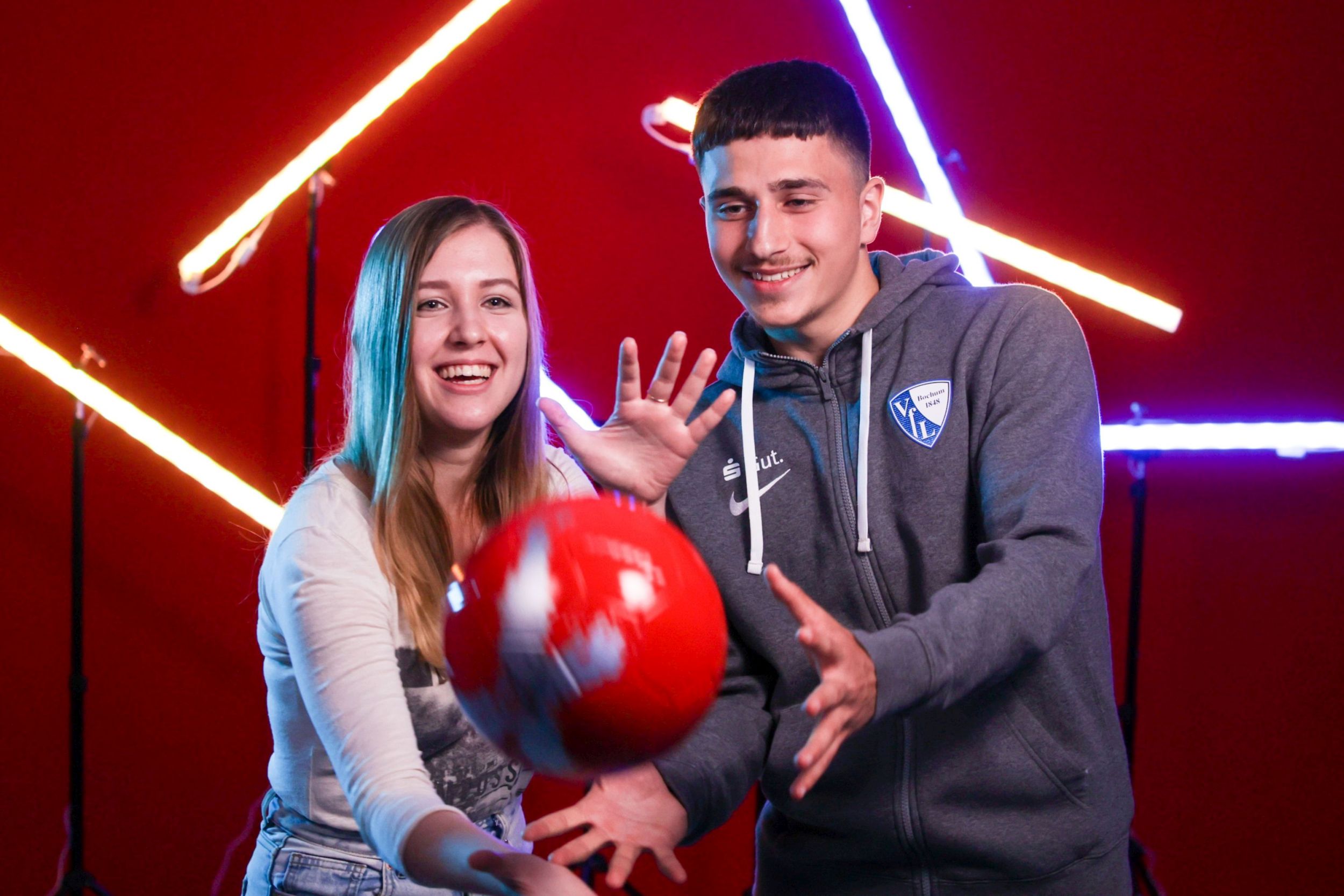 Maria Pokotylo (20) und Artur Golubytskyi (17) bei den Dreharbeiten zu 30 kurzen Sprachvideos. (Die Bildrechte liegen bei dem Verfasser der Mitteilung.)