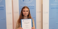 AUF IN DIE WELT Schüleraustausch Stipendien: Lilly mit Urkunde (Foto: Stiftung Völkerverständigung)