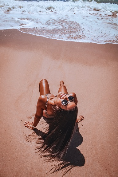 gebräunte Frau am Strand (Bildquelle: @pexels) gebräunte Frau am Strand (Bildquelle: @pexels)