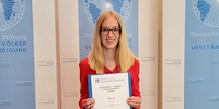 AUF IN DIE WELT Schüleraustausch Stipendien: Rieke mit Urkunde (Foto: Stiftung Völkerverständigung)