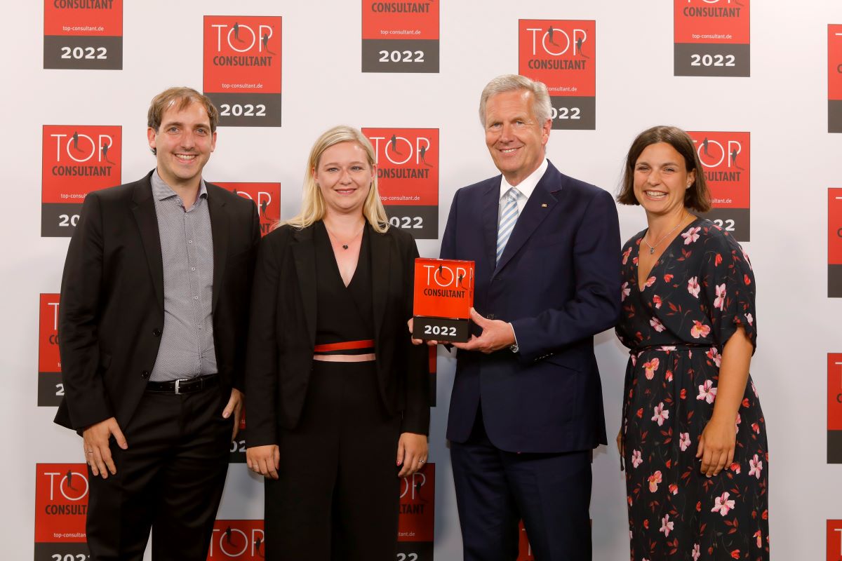 Transform8 erhält TOP Consultant-Siegel, Bundespräsident a. D. Christian Wulff (2. v.r.) gratuliert (Die Bildrechte liegen bei dem Verfasser der Mitteilung.) Transform8 erhält TOP Consultant-Siegel, Bundespräsident a. D. Christian Wulff (2. v.r.) gratuliert (Die Bildrechte liegen bei dem Verfasser der Mitteilung.)