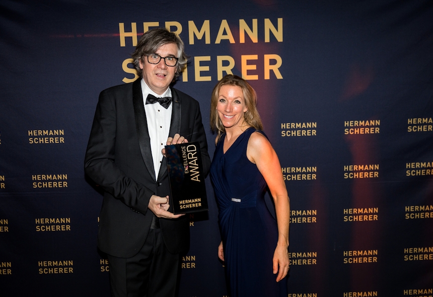 Stefanie Rhein erhält von Herman Scherer den Excellence Award (Bildquelle: Dominik Pfau) Stefanie Rhein erhält von Herman Scherer den Excellence Award (Bildquelle: Dominik Pfau)