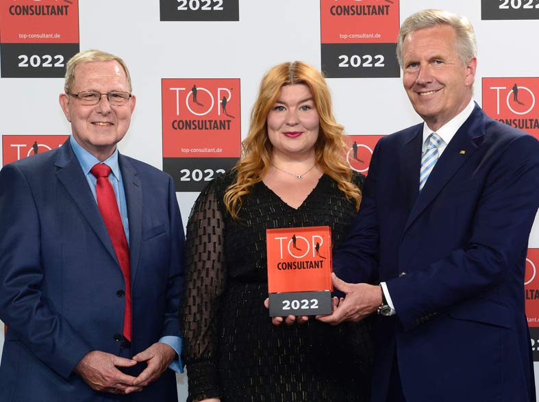 Christian Wulffüberreicht das Gütesiegel„Top Consultant“an das Machwürth Team (Die Bildrechte liegen bei dem Verfasser der Mitteilung.)