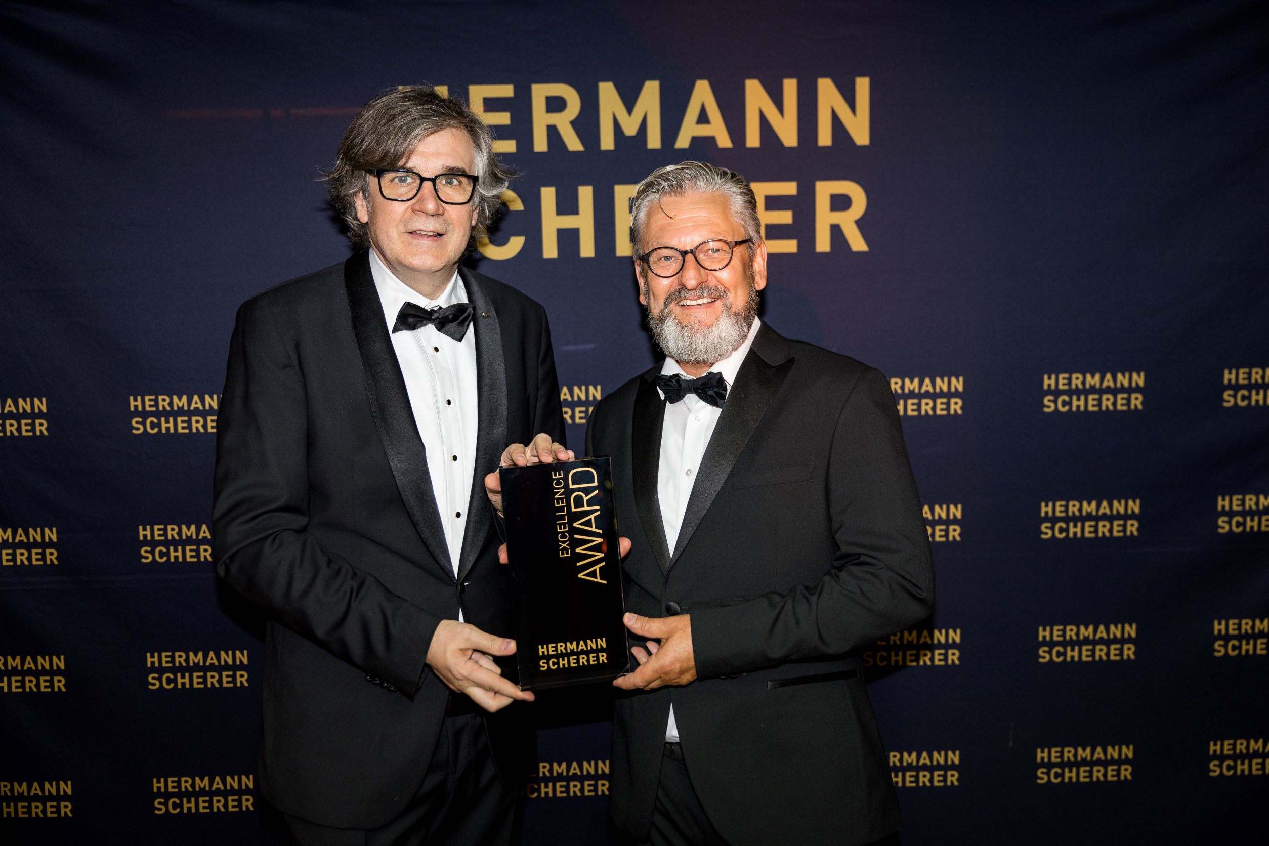 Herman Schererübergibt den Excellence Award an Tom Juschka (Die Bildrechte liegen bei dem Verfasser der Mitteilung.) Herman Schererübergibt den Excellence Award an Tom Juschka (Die Bildrechte liegen bei dem Verfasser der Mitteilung.)