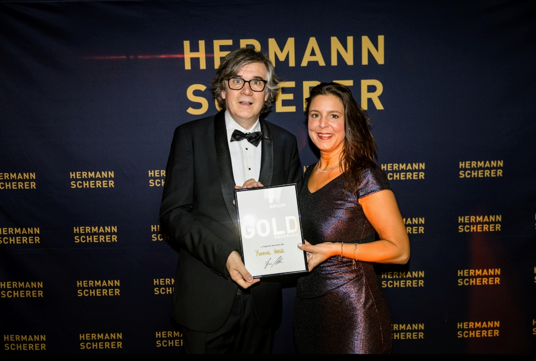 Übergabe des Zertifikats durch Hermann Scherer (Die Bildrechte liegen bei dem Verfasser der Mitteilung.)