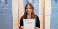 AUF IN DIE WELT Schüleraustausch Stipendien: Chantal mit Urkunde (Foto: Stiftung Völkerverständigung