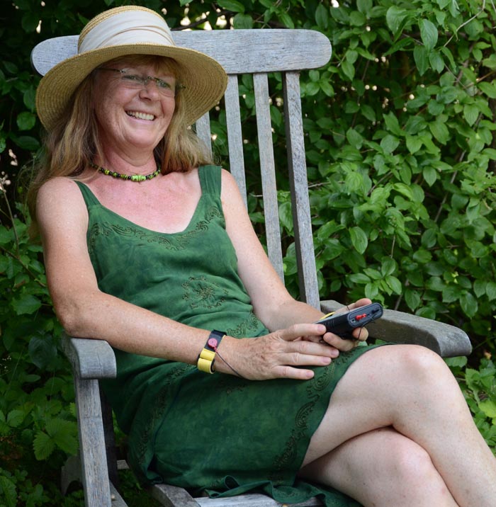 Frequenztherapie: Frau mit Zapper. (Bildquelle: @ Alternativ Gesund)