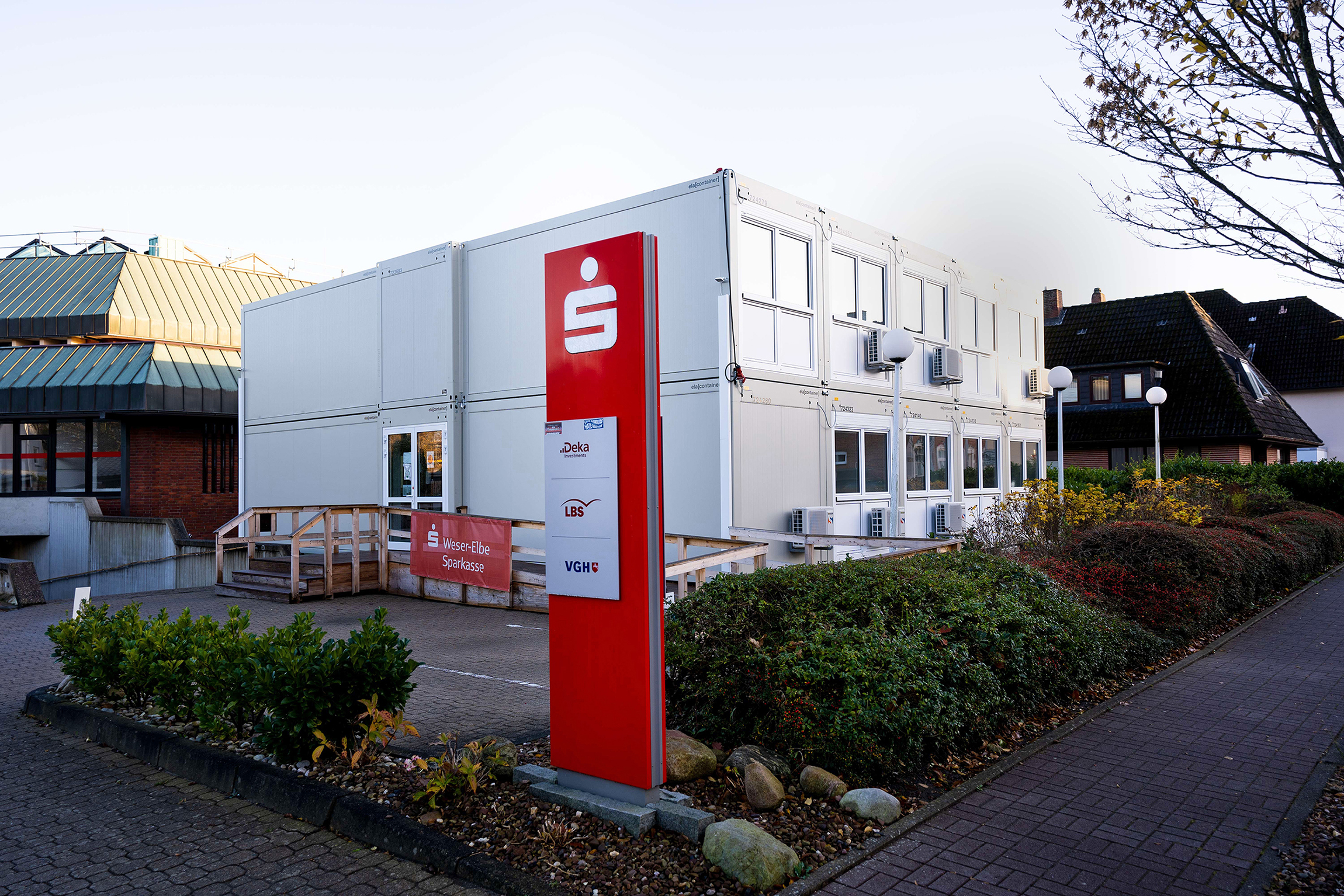 Die Interimsanlage ist für die Kunden der Geschäftsstelle Otterndorf der Sparkasse Weser-Elbe wie gewohnt erreichbar.