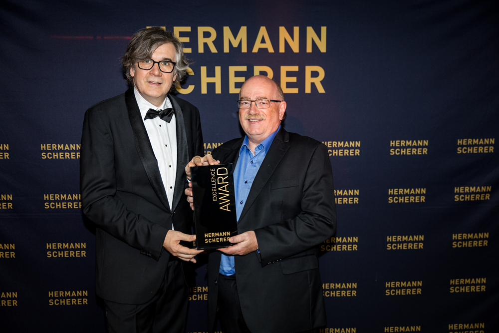 Hermann Schererübergibt den Award an Jörg Schildknecht (Foto: Dominik Pfau) (Die Bildrechte liegen bei dem Verfasser der Mitteilung.) Hermann Schererübergibt den Award an Jörg Schildknecht (Foto: Dominik Pfau) (Die Bildrechte liegen bei dem Verfasser der Mitteilung.)