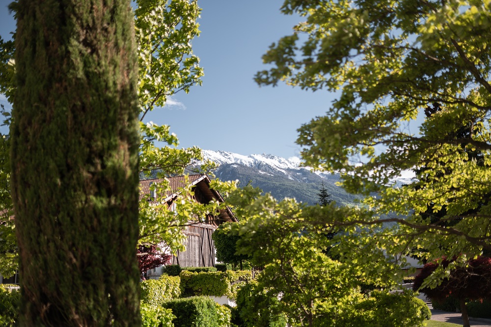 Garten des Hotel Hanswirt mit Blick auf die Südtiroler Bergwelt (Bildquelle: Hotel Hanswirt)
