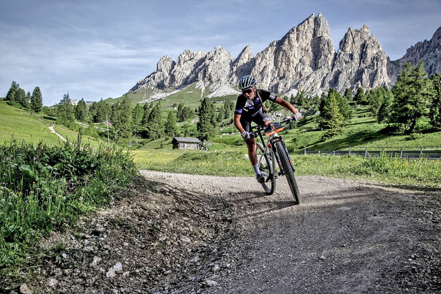Tanja Priller vom RSC Wolfratshausen fährt in Top Ten beim Hero Dolomites UCI Mountainbike-Marathon (Bildquelle: privat)