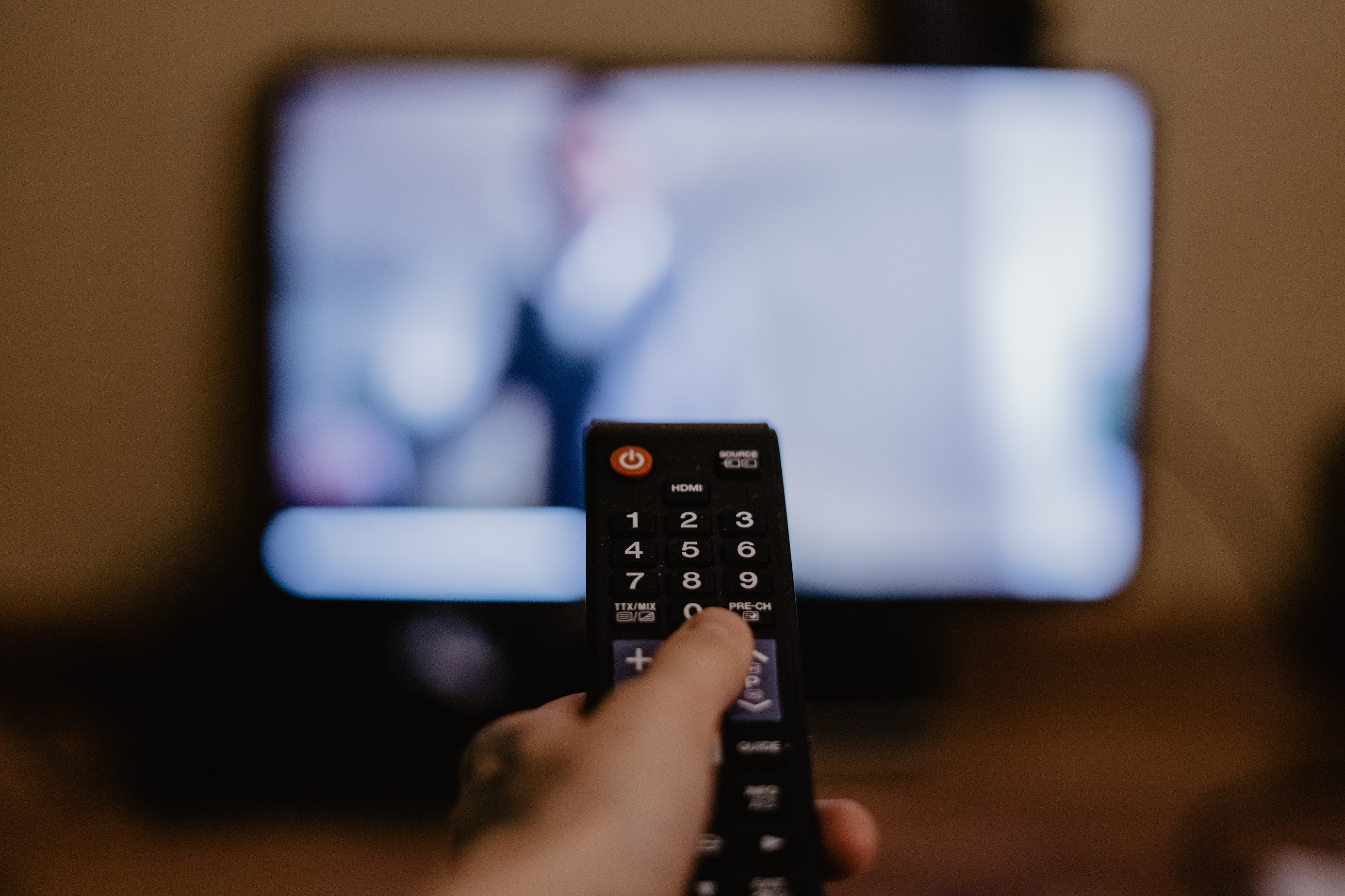Die zwei konkurrierenden Display-Technologien QLED und OLED sind Highend-Fernsehgeräte, die unter anderem bei verschiedenen Händlern im Programm sind.
Die zwei konkurrierenden Display-Technologien QLED und OLED sind Highend-Fernsehgeräte, die unter anderem bei verschiedenen Händlern im Programm sind.