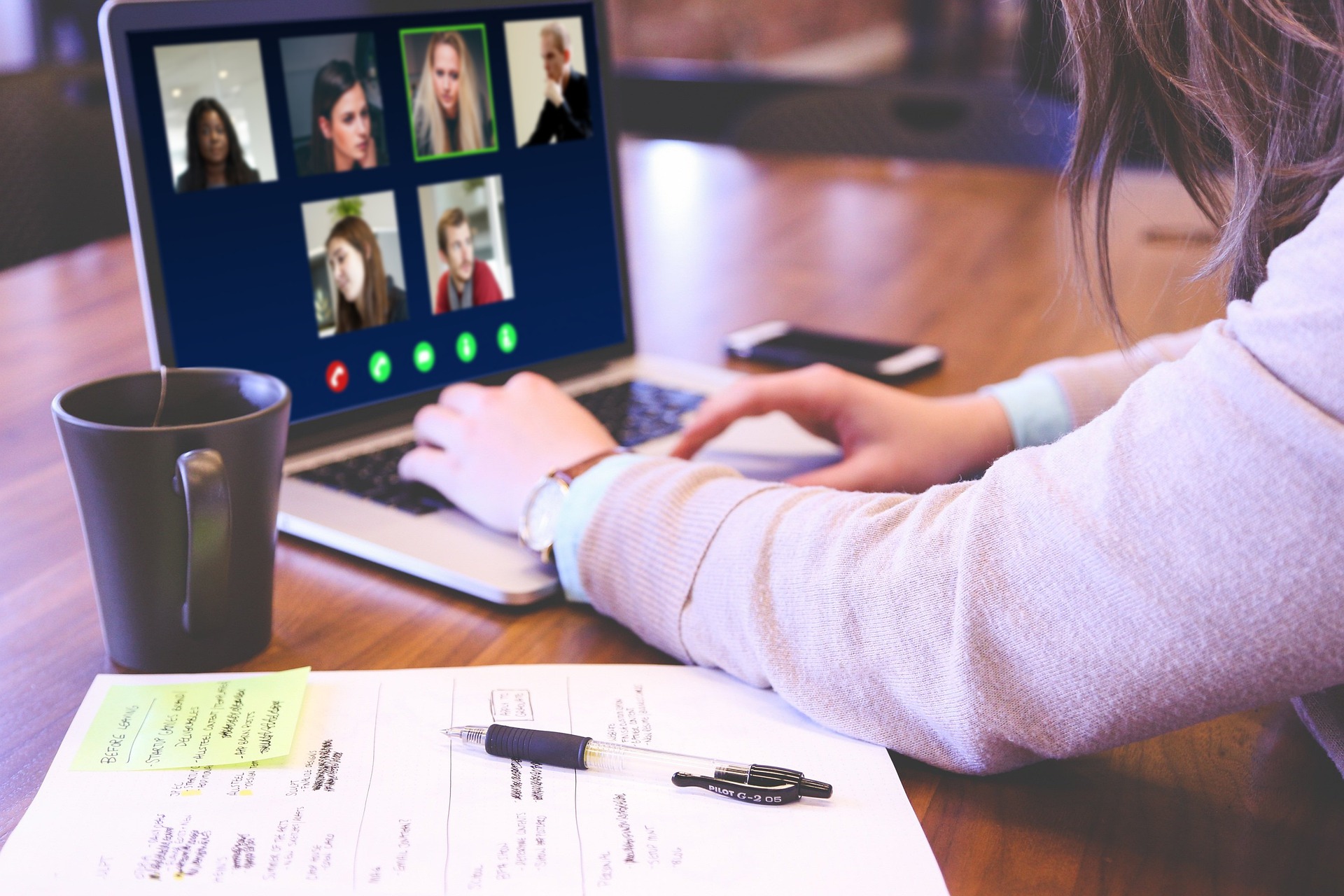 Fortschritte in Technologie, Komfort und die Pandemie haben Webcams zu einem unersetzlichen Geschäftstool gemacht. Fortschritte in Technologie, Komfort und die Pandemie haben Webcams zu einem unersetzlichen Geschäftstool gemacht.