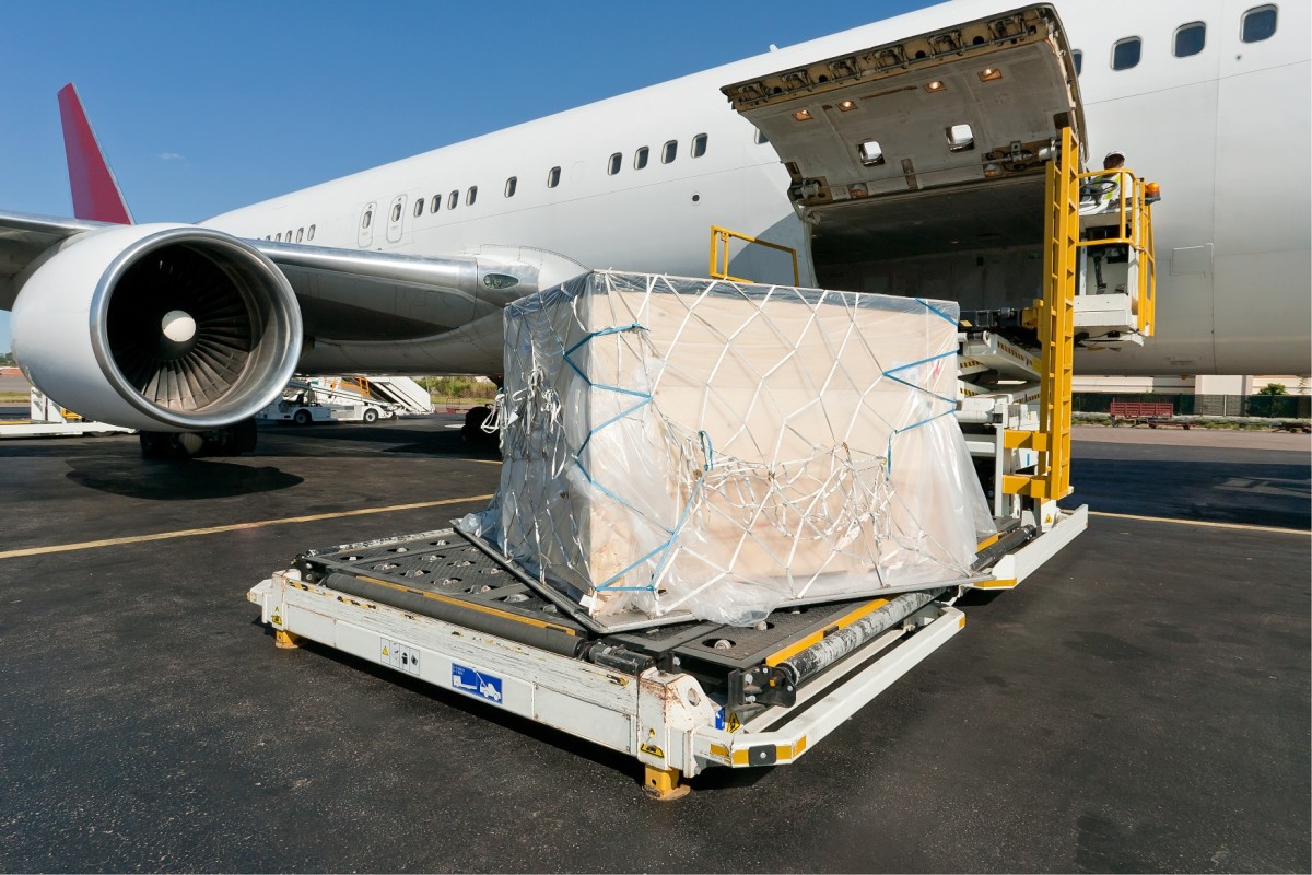 Luftfracht weltweit mit HUGO Transport & Logistics GmbH (© shutterstock.com) Luftfracht weltweit mit HUGO Transport & Logistics GmbH (© shutterstock.com)