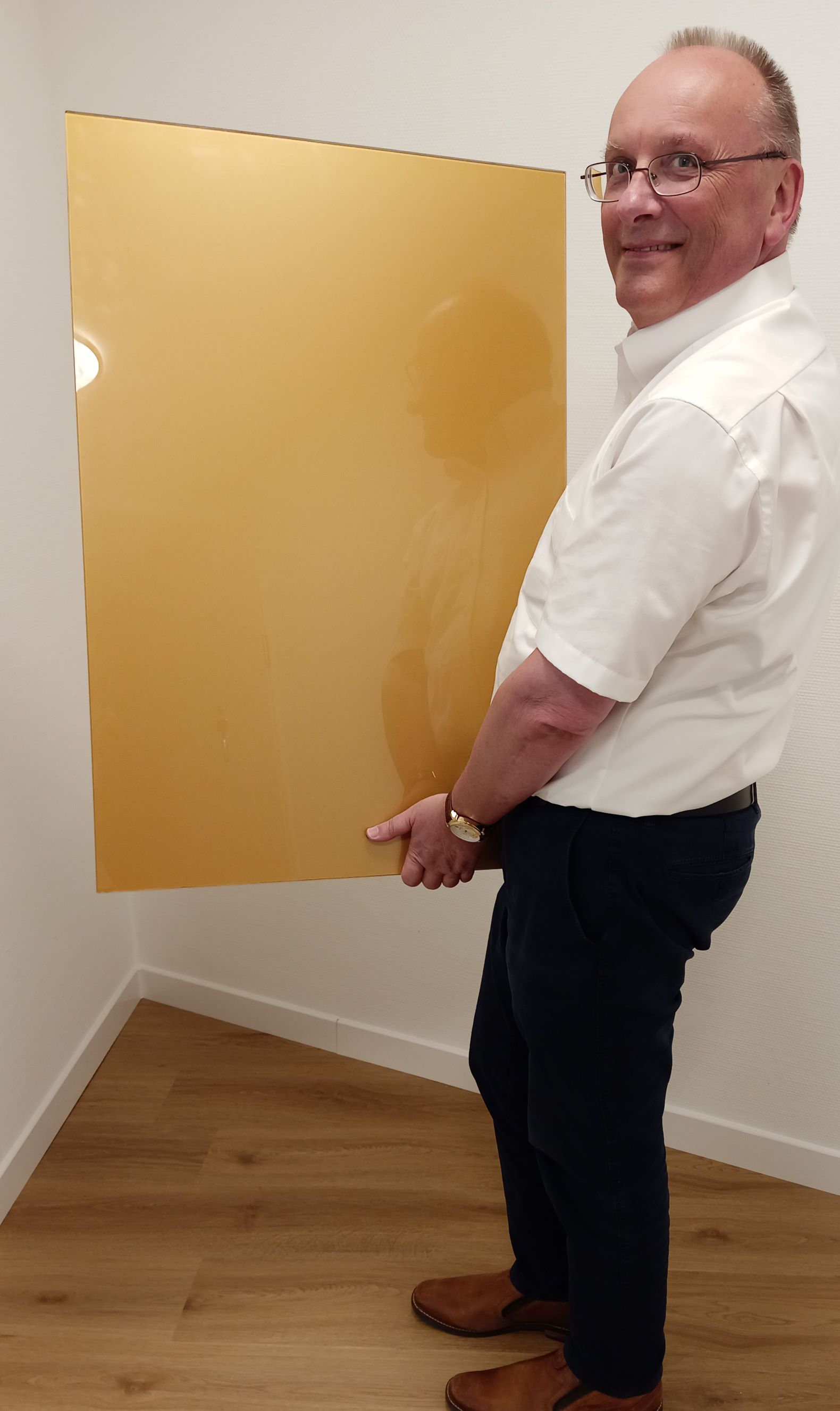 Frank Knauer mit Infrarotheizung in Design Gold (Die Bildrechte liegen bei dem Verfasser der Mitteilung.) Frank Knauer mit Infrarotheizung in Design Gold (Die Bildrechte liegen bei dem Verfasser der Mitteilung.)