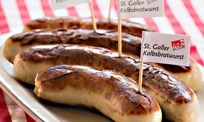 Die St. Galler Bratwurst gehört heute zu den Errungenschaften der Einwandererstadt Sankt Gallen (Bildquelle:©2022 Schweiz Tourismus - MySwitzerland.com) Die St. Galler Bratwurst gehört heute zu den Errungenschaften der Einwandererstadt Sankt Gallen (Bildquelle:©2022 Schweiz Tourismus - MySwitzerland.com)