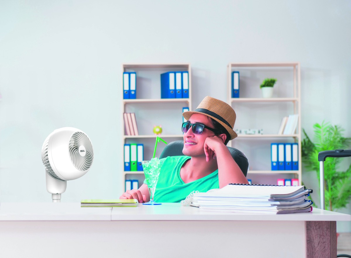 Der Tisch-/Stand-Ventilator IDEAL FAN 1 hilft dabei, ganz relaxt durch heiße Sommertage zu kommen. (© Krug + Priester) Der Tisch-/Stand-Ventilator IDEAL FAN 1 hilft dabei, ganz relaxt durch heiße Sommertage zu kommen. (© Krug + Priester)