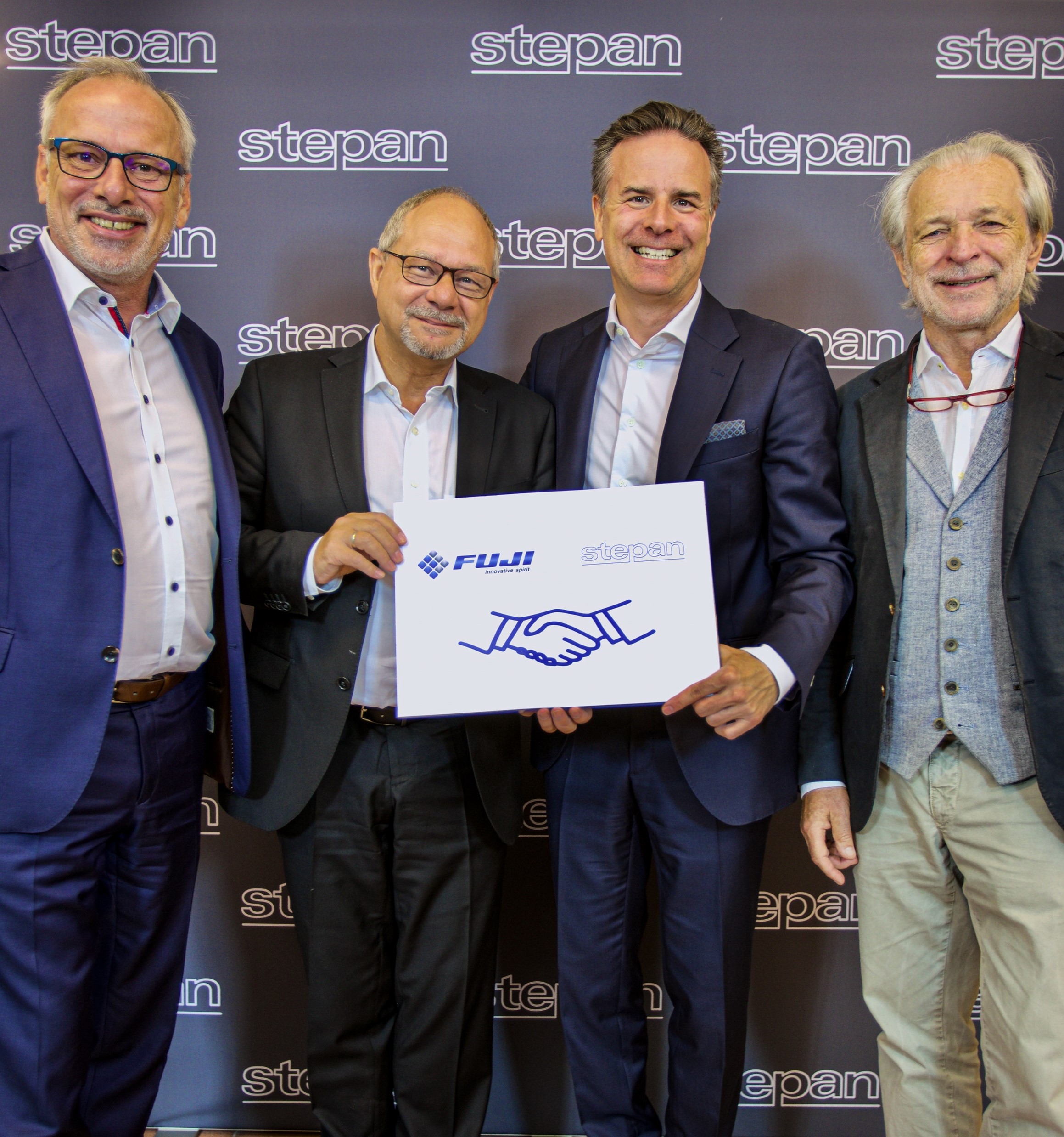 v.l: FUJI: Siegfried Keller, Stefan Janssen; Stepan GmbH: Stefan Kessler, Klaus Stepan (Die Bildrechte liegen bei dem Verfasser der Mitteilung.)