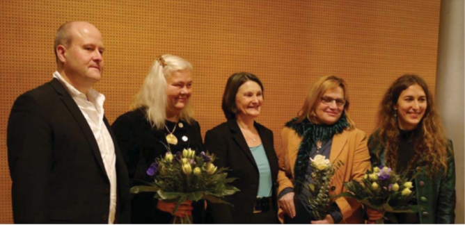 Archivbild: Institutsleiter Kalinowski zusammen mit seinem damaligen Team und Regierungspräsidentin (Die Bildrechte liegen bei dem Verfasser der Mitteilung.)