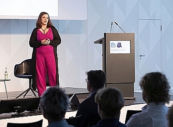Kathrin de Blois bei ihrem Vortrag im Futurium, Rechte beim ZVSHK – Zentralverband Sanitär, Heizung,