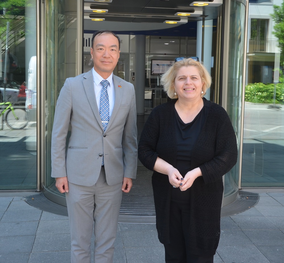 FDP-MdB Sandra Bubendorfer-Licht im Austausch mit  Dr. Ian-Tsing Dieu (Die Bildrechte liegen bei dem Verfasser der Mitteilung.)