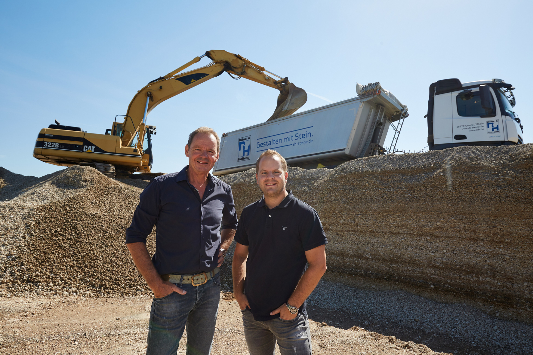 Udo Kessler (I) wird nach 45 Jahren von seinem Sohn Hugo Kessler (r) bei Rünz und Hoffend abgelöst. (Foto: Rünz und Hoffend)