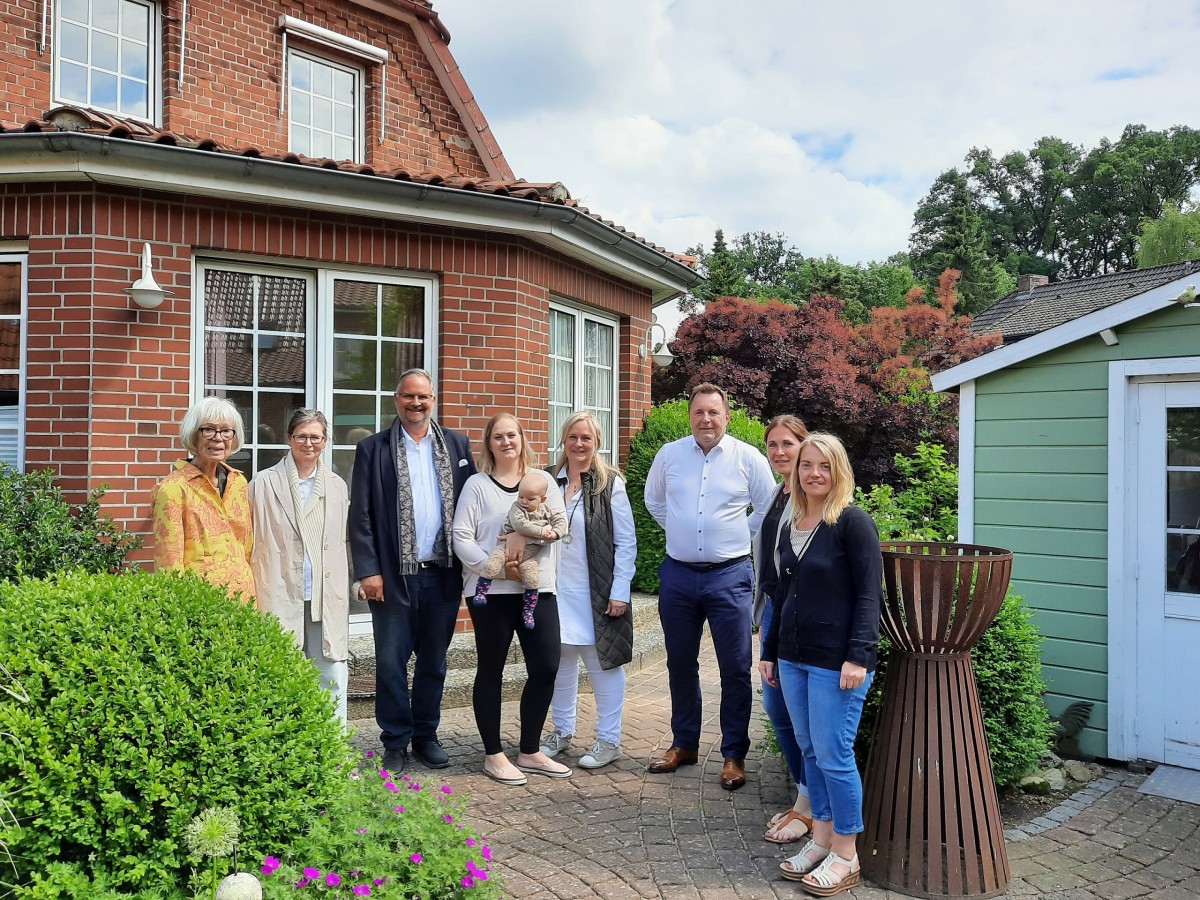 Freuen sich auf die Zukunft: Familie Hilsen und Vertreter der Villa Vitalia Gruppe (© Villa Vitalia Gruppe)