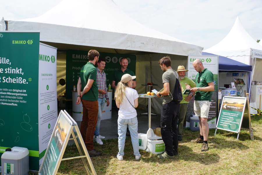 Das Messeteam in Villmar im Gespräch (Foto: Dr. Christine Lötters) (Die Bildrechte liegen bei dem Verfasser der Mitteilung.)