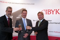 Vorstände Dr. Lutz Richter (l.) und Helmut C. Henkel (r.) stoßen mit Ulrich Geissler von der CWE an. Vorstände Dr. Lutz Richter (l.) und Helmut C. Henkel (r.) stoßen mit Ulrich Geissler von der CWE an.