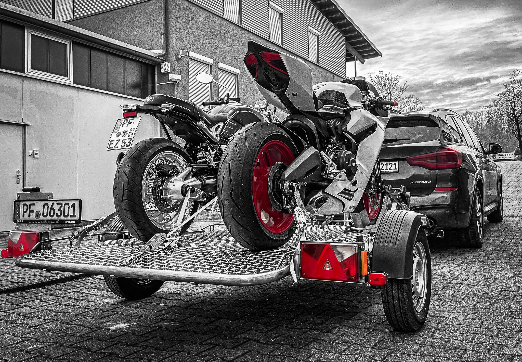 Die perfekte Edelstahl Motorrad-Transportplattform (Die Bildrechte liegen bei dem Verfasser der Mitteilung.)