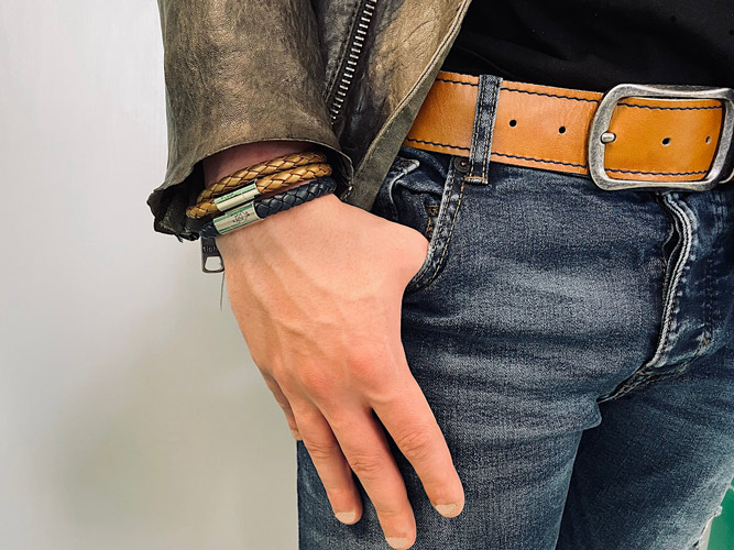 Crazy Frog Leder-Armbänder sind in vielen Längen, Breiten und Farben erhältlich - © Crazy Frog