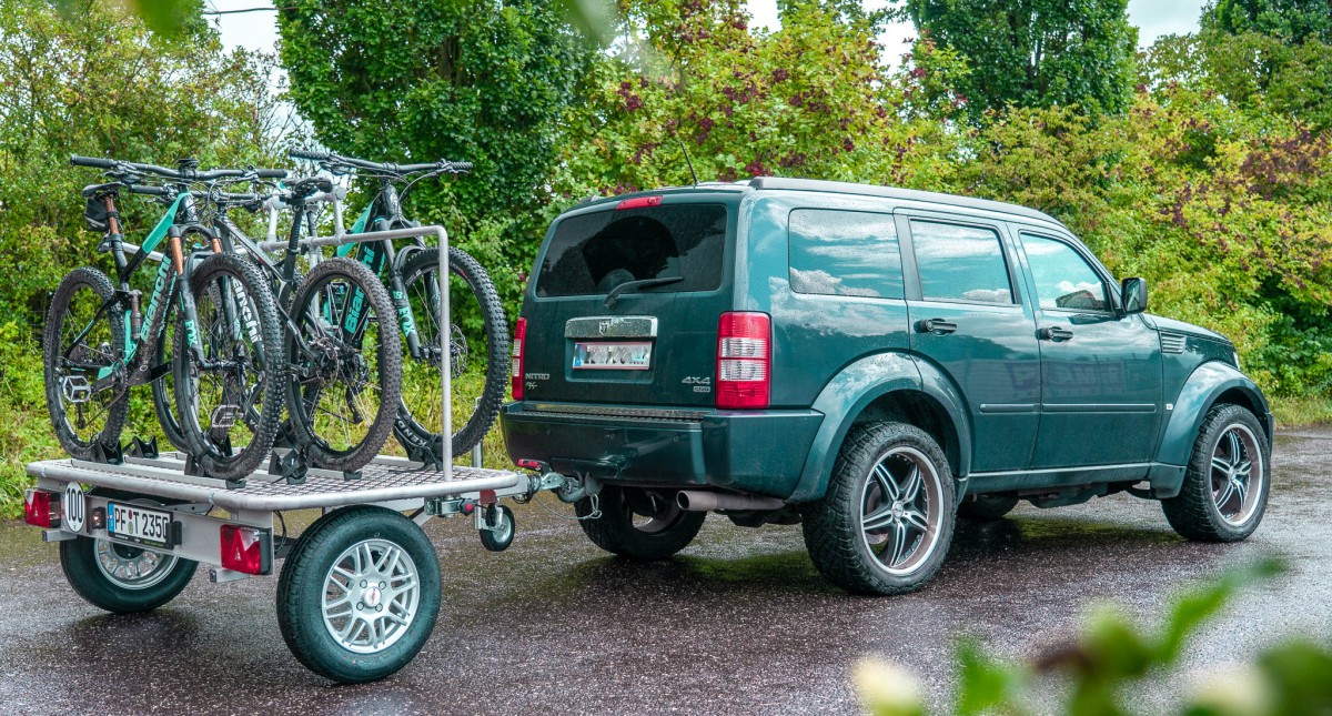 Komfortabel, sicher und für bis zu 3 E-Bikes ausgelegt. Der TREILER 350 (© EILER GmbH) Komfortabel, sicher und für bis zu 3 E-Bikes ausgelegt. Der TREILER 350 (© EILER GmbH)