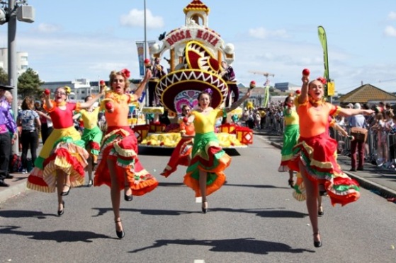 Bunt, bunter, Battle of Flowers. Seit 120 Jahren ein Riesen-Event auf Jersey. Foto: Visit Jersey Bunt, bunter, Battle of Flowers. Seit 120 Jahren ein Riesen-Event auf Jersey. Foto: Visit Jersey