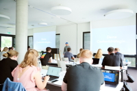 Die Nachwuchs-Influencer von adesso im Workshop mit Reachbird und Daniel Zoll (Copyright: adesso SE) Die Nachwuchs-Influencer von adesso im Workshop mit Reachbird und Daniel Zoll (Copyright: adesso SE)