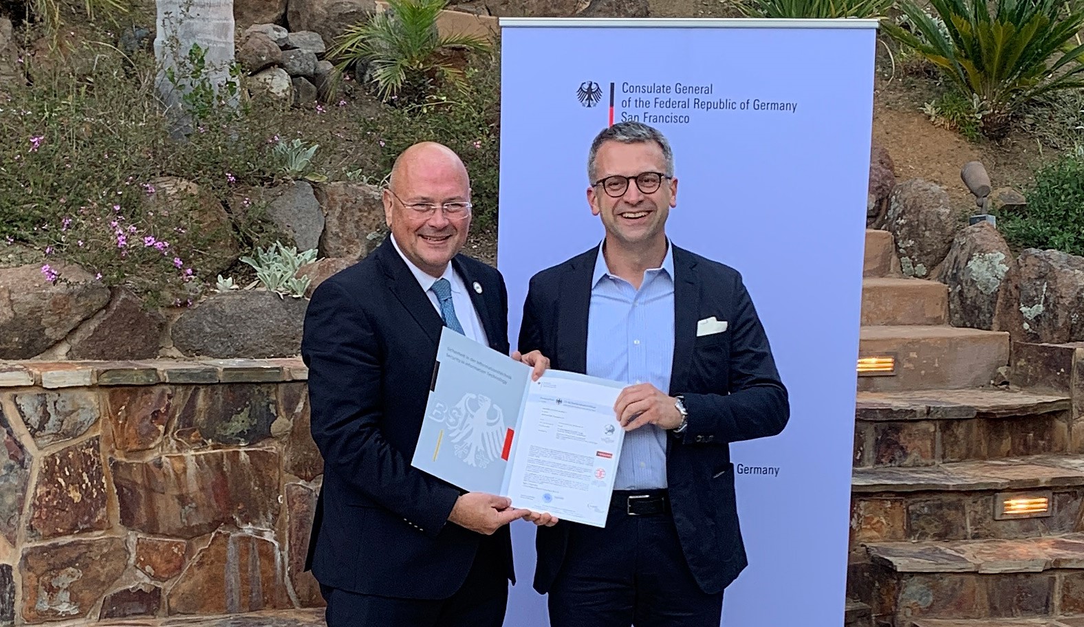 Arne Schönbohm, Präsident des BSI (links), und Axel Deininger, CEO von secunet, mit Zertifikat. (Bildquelle:©secunet)