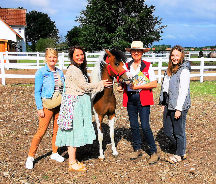 Sabrina King (2.v.l.) aus Australien besucht Schnütchen (mit Annette Engelhardt - Ballermann Ranch) (Die Bildrechte liegen bei dem Verfasser der Mitteilung.)