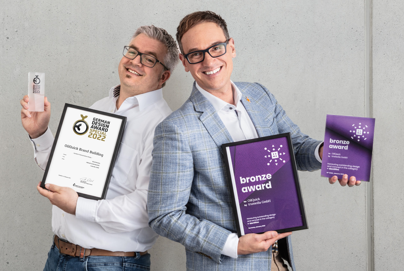 Projektleiter Bernhard Siegmund (links) und trumedia CEO Marco Trutter (rechts) mit den Trophäen und Urkunden