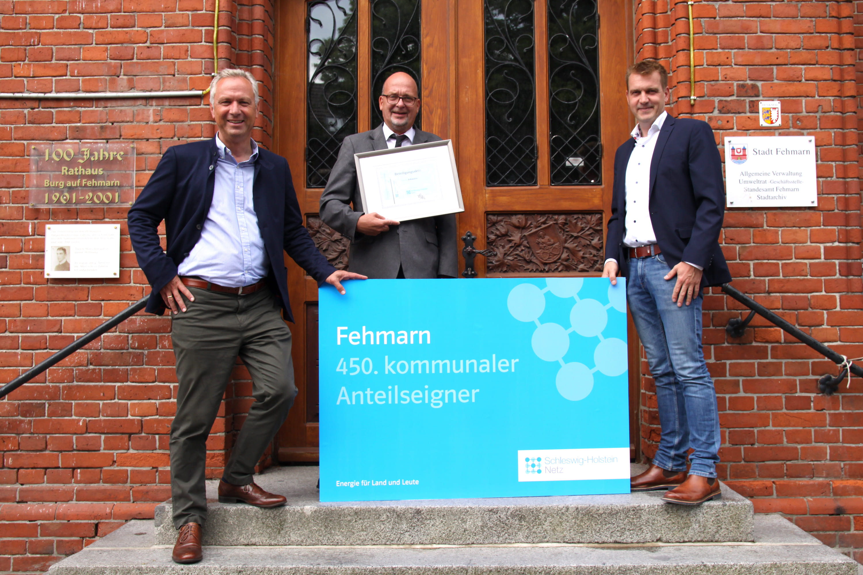 Symbolische Aktienübergabe vor dem Rathaus (v.l.) Matthias Boxberger, Bürgermeister Jörg Weber und Mirko Sadowski. Symbolische Aktienübergabe vor dem Rathaus (v.l.) Matthias Boxberger, Bürgermeister Jörg Weber und Mirko Sadowski.