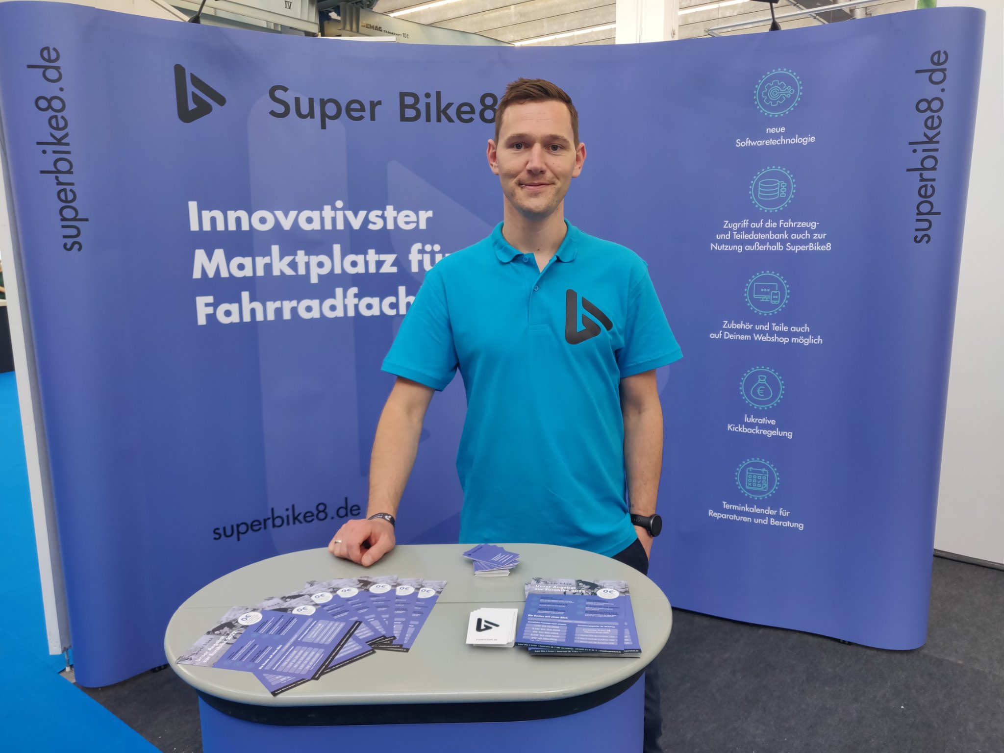 Der neue Mann an der Spitze Wilhelm Hanke präsentierte Super Bike8 auf der Eurobike in Frankfurt. (Die Bildrechte liegen bei dem Verfasser der Mitteilung.) Der neue Mann an der Spitze Wilhelm Hanke präsentierte Super Bike8 auf der Eurobike in Frankfurt. (Die Bildrechte liegen bei dem Verfasser der Mitteilung.)