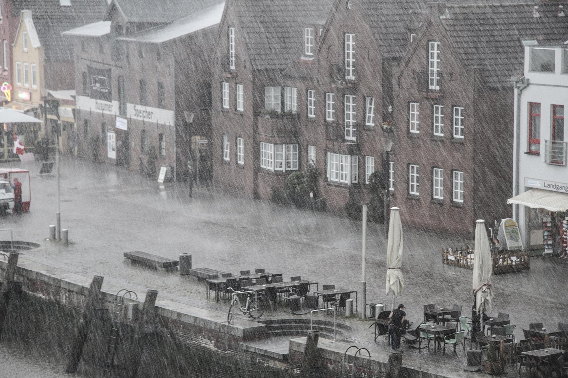 Starke Unwetter mit heftigen Regenfällen